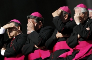 Biskupové přihlížejí papežovu projevu.
