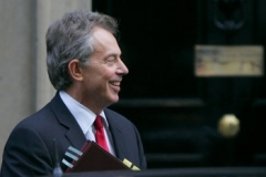 Britský premiér Tony Blair před svou oficiální rezidenci v Downing Street v Londýně.