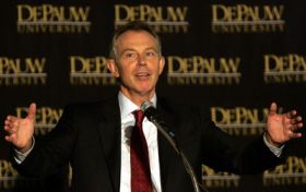 Britský expremiér Tony Blair se pustil do boje s klimatickými změnami.