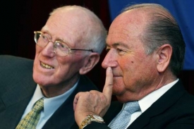 Prezident FIFA Joseph Blatter (vpravo)