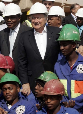 Šéf FIFA Sepp Blatter s dělníky na stavbě stadionu pro MS 2010 v JAR.
