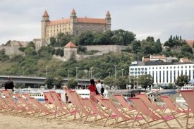Bratislavský hrad s první městskou pláží, červen 2007.