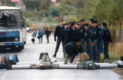 Aktivisté brání vlastními těly průjezdu autobusů při demonstraci za zavření Temelína