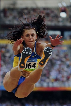 Ludmila Blonská z Ukrajiny skáče do dálky.