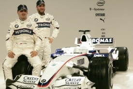 Piloti Robert Kubica (vlevo) a Nick Heidfeld s novým monopostrem BMW.