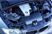 BMW na podzim 2007 představilo první naftový motor, který má více než sto koní z litru objemu. Celých 204 z dvoulitru. Vděčí za to sekvenčnímu přeplňování dvěma různě velkými turbodmychadly.