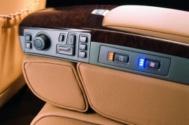 Mnoho funkcí sedadel v minulé generaci BMW řady 7 se složitě ovládá pomocí joysticku. Letos představený nástupce se proto vrátil ke klasickému oovládání.