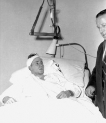 Zraněný Bobby Charlton po havárii letadla v nemocnici