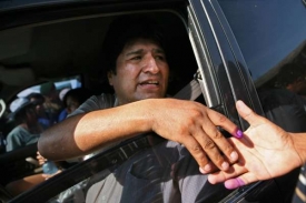 Morales odvolil - prozrazuje to fialově obarvený prst.