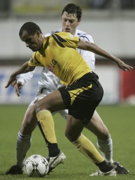 Rivaldo v souboji s boleslavským Tomášem Hrdličkou.