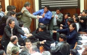 Rvačka v bolivijském parlamentu