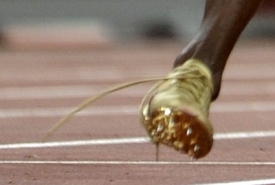 Boltova tretra. Jak je patrné, Jamajčan běžel s rozvázanou tkaničkou.