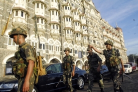 Indičtí vojáci nastupují před hotel Taj, na který zaútočili teroristé.