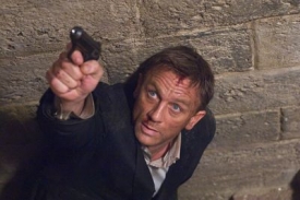 Daniel Craig jako drsný Bond.