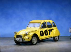 Kachna si zahrála vedlejší roli i v jedné epizodě filmů s agentem 007 Jamesem Bondem. V dílu For Your Eyes Only z roku 1981 ji pronásledovaný Bond na chvíli musel vyměnit za svůj Lotus Esprit Turbo. 