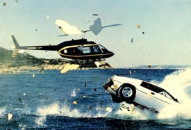 Záběr ze slavné honičky. Bondův Lotus Esprit skáče pod vodu, aby se zde proměnil v ponorku a zneškodnil nepřátelský vrtulník.