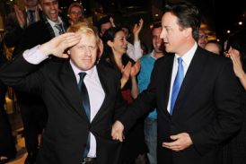 Boris Johnson (vlevo) se &scaron;&eacute;fem konzervativců Davidem Cameronem.