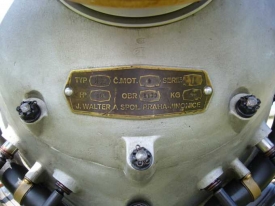 Výrobní štítek motoru Walter z roku 1923.