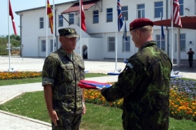 Na vojenské základně v Sarajevu byla symbolicky stažena česká vlajka.