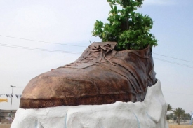 Skulptura světově proslulých bot zdobila Tikrít necelé dva dny.