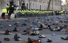 V Britanii demonstranti h&aacute;zeli po policistech obuv.