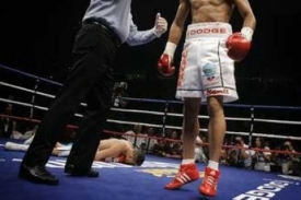 Mexický boxer Daniel Aguillon po knokautu (vlevo).
