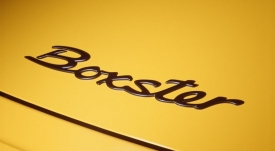 Uměle vytvořené jméno Boxster je složeninou slov „boxer“ a „roadster“. Nosí jej roadster značky Porsche, poháněný plochým motorem boxer. Jednoduché a výstižné.