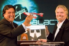 Richard Branson (vpravo) prezentuje svůj Virgin Galactic v Mexiku