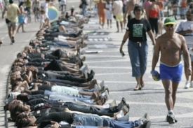 Lidé protestují proti násilí v Riu de Janeiru na pláži Copacabana.