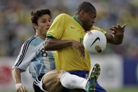 Fotbalisté Brazílie porazili díky gólu Júlia Baptisty Argentinu.