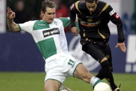 Miroslav Klose z Brém (vlevo) bojuje o míč