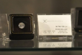 Nejdražší diamant o váze 11,83 karátu stojí přes 34 milionů korun.