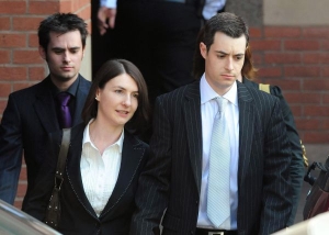 Synové podvodného páru: Anthony (vlevo) a Mark odcházejí od soudu.