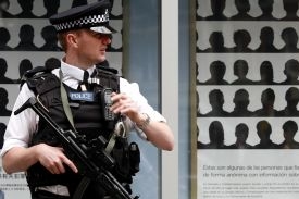 Britský policista před Scotland Yardem