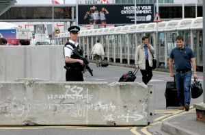 Ozbrojený policista hlídkuje na londýnském letišti Heathrow