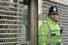 Britský policista hlídkuje před knihkupectvím v Birminghamu v souvislosti s ranními zatčeními osmi osob podezřelých z terorismu.