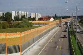Protihluková stěna u dálnice D1.