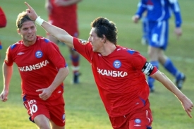 Brněnský kapitán Jan Trousil (vpravo) se raduje ze svého gólu.