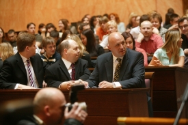 Ministr Julínek a mluvčí Tomáš Cikrt u soudu v Brně.