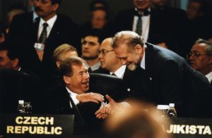 Václav Havel a Bronisław Geremek na jednání OBSE v Istanbulu
