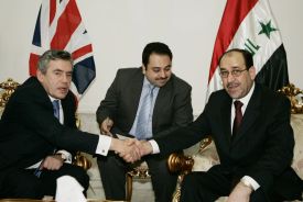 Gordon Brown (vlevo) potřásl rukou iráckého premiéra Núrího al-Málikíh