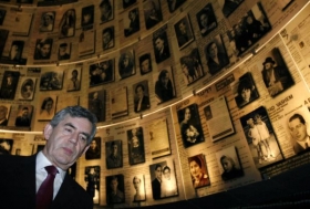 Britský premiér v památníku obětí a hrdinů holocaustu, Jad Vašem.