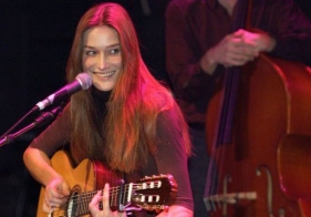 Carla-Bruniová na vystoupení v Paříži roku 2003.