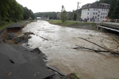 V obci Dívčí Hrad na Bruntálsku zničila vinou silných dešťů rozvodněná řeka Osoblaha silnici.