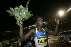 Keňská běžkyně Pamela Jelimová na dráze v Bruselu.