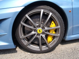 Ferrari 430 Scuderia má standardně brzdy s karbonkeramickými kotouči, které nejsou tolik „kousavé“ zastudena jako obdobné systémy. Když se ohřejí, jejich výdrž je téměř nekonečná. 