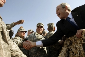 George Bush při návštěvě v Iráku.