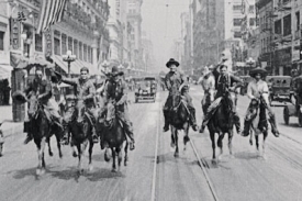Ve snímku Johna Forda Bucking Broadway jedou kovbojové po Manhattanu.