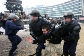 Policie odn&aacute;&scaron;&iacute; demonstranty proti korupci.
