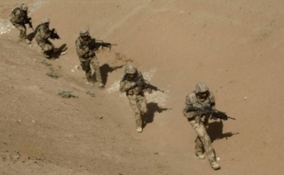 Přituhuje. Němečtí vojáci v terénu na severu Afghánistánu.